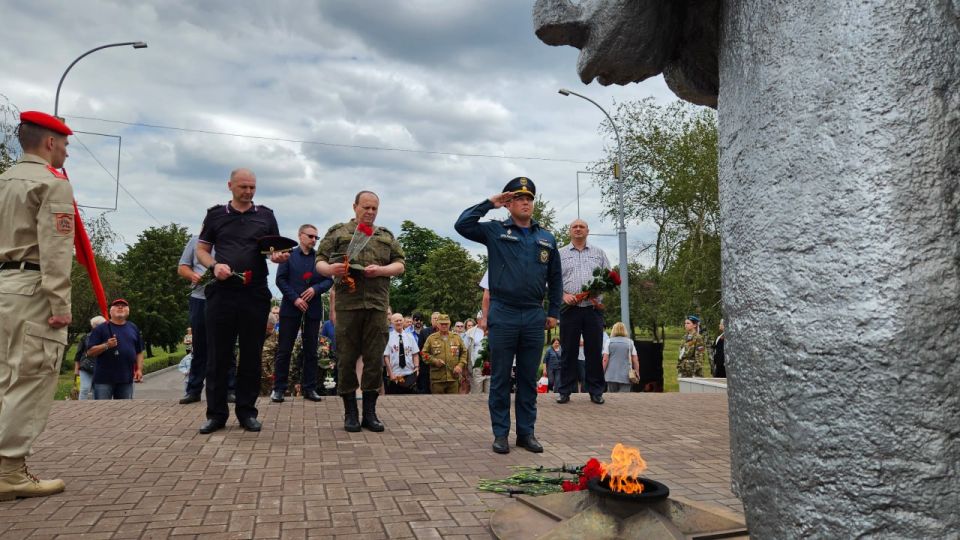 Город склонил голову в память о павших героях Великой Отечественной войны Город склонил голову в память о павших героях Великой Отечественной войны