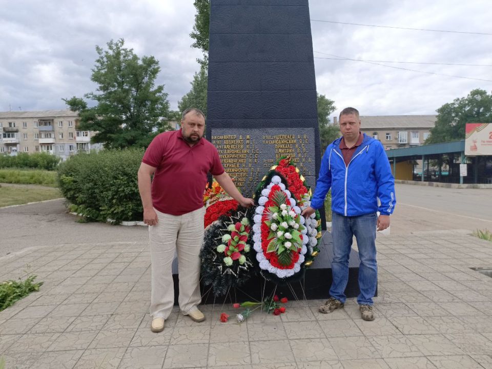 Депутаты Совета городского округа город Лисичанск совместно с Главой муниципального образования Эдуардом Сахненко и активистами партии "Единая Россия" в знак уважения и Депутаты Совета городского округа город Лисичанск совместно с Главой муниципального образования Эдуардом Сахненко и активистами партии "Единая Россия" в знак уважения и