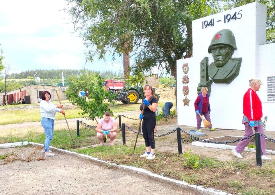 Активистки "Женского движения Единой России" провели уборку у памятника в селе Нижнебараниковка Активистки "Женского движения Единой России" провели уборку у памятника в селе Нижнебараниковка
