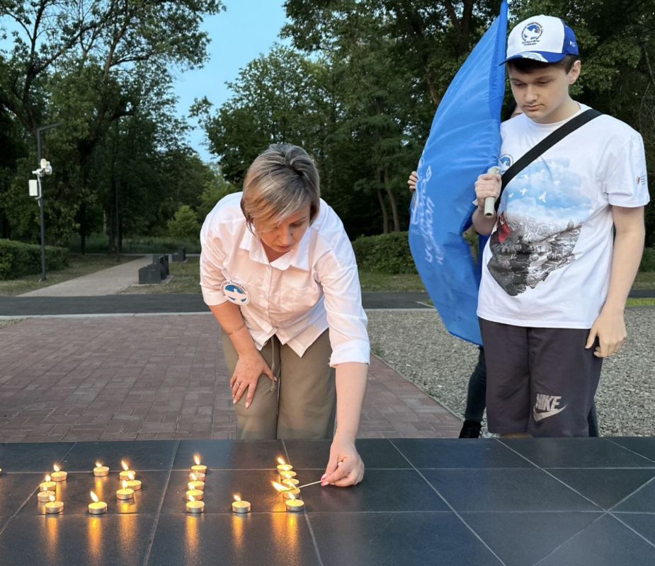 КРАСНЫЙ ЛУЧ ПОМНИТ. В 84-ю годовщину со дня начала Великой Отечественной войны по всей стране добровольцы, общественники, представители власти и другие неравнодушные граждане чтут память павших, зажигают свечи памяти и... КРАСНЫЙ ЛУЧ ПОМНИТ. В 84-ю годовщину со дня начала Великой Отечественной войны по всей стране добровольцы, общественники, представители власти и другие неравнодушные граждане чтут память павших, зажигают свечи памяти и...