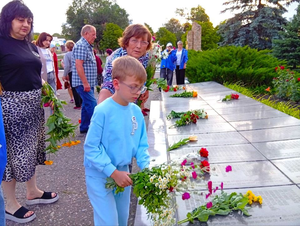 В скорбную дату 22 июня 2025 года, когда Россия вспоминает начало Великой Отечественной войны, по всей стране проходят мемориальные мероприятия, в том числе Всероссийская акция "Огненные картины войны" и акция «Свеча... В скорбную дату 22 июня 2025 года, когда Россия вспоминает начало Великой Отечественной войны, по всей стране проходят мемориальные мероприятия, в том числе Всероссийская акция "Огненные картины войны" и акция «Свеча...
