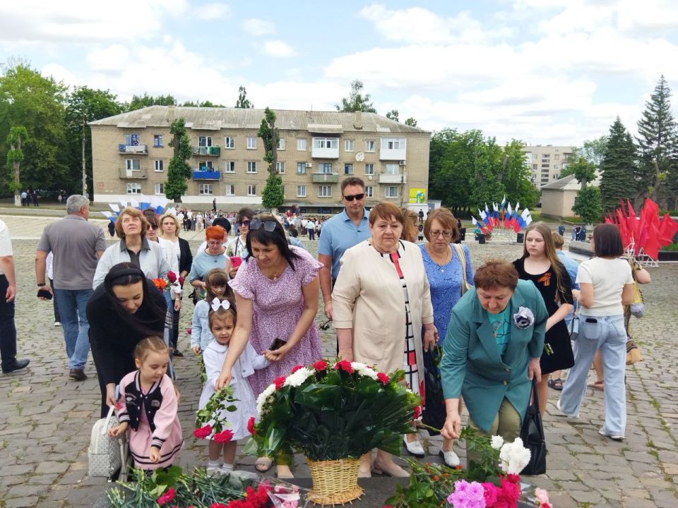 Сегодня, 22 июня, в День памяти и скорби, у Мемориала "Слава" в Ровеньках состоялся торжественный митинг, посвященный трагической дате начала Великой Отечественной войны Сегодня, 22 июня, в День памяти и скорби, у Мемориала "Слава" в Ровеньках состоялся торжественный митинг, посвященный трагической дате начала Великой Отечественной войны