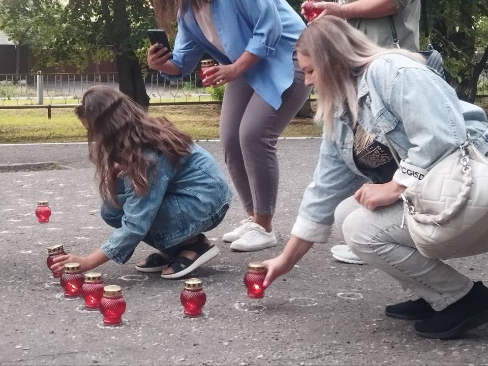 Белокуракинцы собрались у Вечного огня, чтобы принять участие в акции "Свечи памяти", посвященной Дню памяти и скорби Белокуракинцы собрались у Вечного огня, чтобы принять участие в акции "Свечи памяти", посвященной Дню памяти и скорби