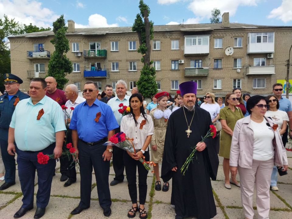 Сегодня, 22 июня, в День памяти и скорби, у Мемориала "Слава" в Ровеньках состоялся торжественный митинг, посвященный трагической дате начала Великой Отечественной войны Сегодня, 22 июня, в День памяти и скорби, у Мемориала "Слава" в Ровеньках состоялся торжественный митинг, посвященный трагической дате начала Великой Отечественной войны