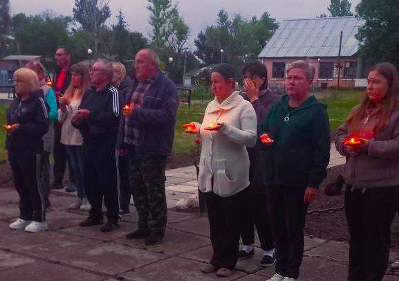 22 июня 2025 года, в День памяти и скорби, ровно в 4:00 утра, у мемориала Воину-освободителю в первичке № 13 села Плугатарь прошла акция «Свеча памяти», организованная активистами партии «Единая Россия» 22 июня 2025 года, в День памяти и скорби, ровно в 4:00 утра, у мемориала Воину-освободителю в первичке № 13 села Плугатарь прошла акция «Свеча памяти», организованная активистами партии «Единая Россия»