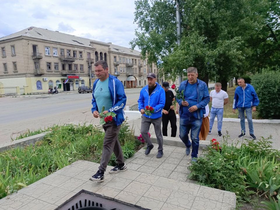 Депутаты Совета городского округа город Лисичанск совместно с Главой муниципального образования Эдуардом Сахненко и активистами партии "Единая Россия" в знак уважения и Депутаты Совета городского округа город Лисичанск совместно с Главой муниципального образования Эдуардом Сахненко и активистами партии "Единая Россия" в знак уважения и