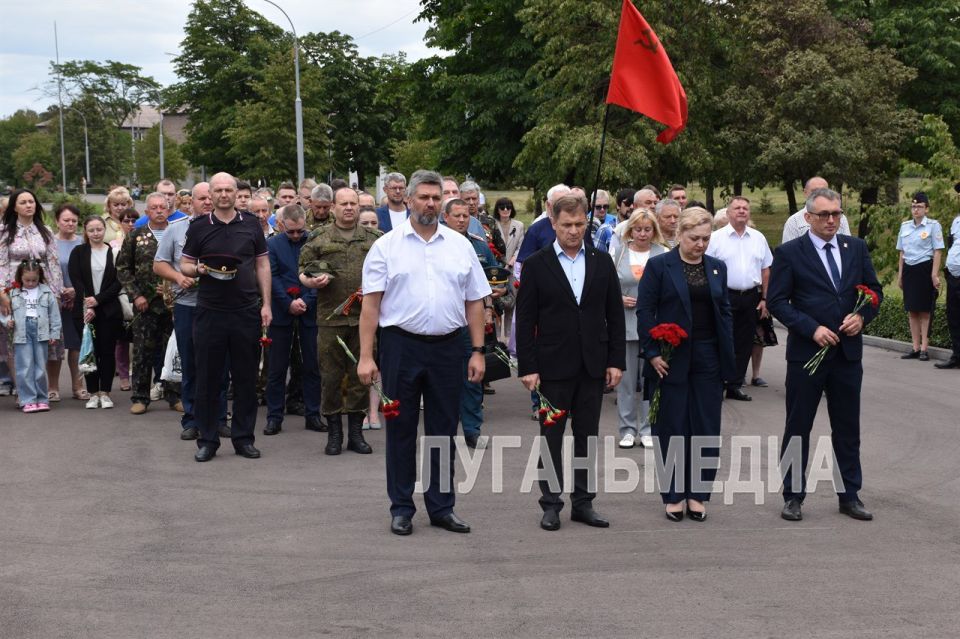 В алчевском сквере Доблести и Славы состоялось традиционное мероприятие – церемония возложения цветов к братской могиле советских воинов и Вечному огню, под символичным названием – «41-й. Помним. Не забудем» В алчевском сквере Доблести и Славы состоялось традиционное мероприятие – церемония возложения цветов к братской могиле советских воинов и Вечному огню, под символичным названием – «41-й. Помним. Не забудем»