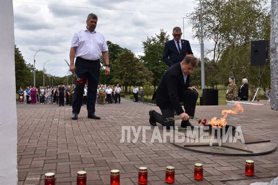 В алчевском сквере Доблести и Славы состоялось традиционное мероприятие – церемония возложения цветов к братской могиле советских воинов и Вечному огню, под символичным названием – «41-й. Помним. Не забудем» В алчевском сквере Доблести и Славы состоялось традиционное мероприятие – церемония возложения цветов к братской могиле советских воинов и Вечному огню, под символичным названием – «41-й. Помним. Не забудем»