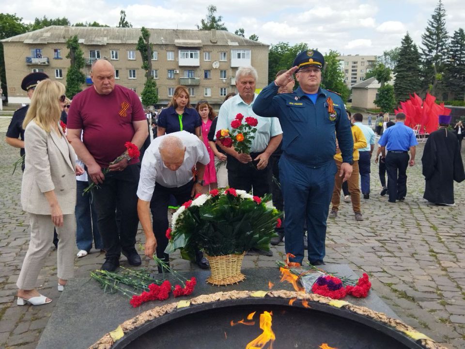 Сегодня, 22 июня, в День памяти и скорби, у Мемориала "Слава" в Ровеньках состоялся торжественный митинг, посвященный трагической дате начала Великой Отечественной войны Сегодня, 22 июня, в День памяти и скорби, у Мемориала "Слава" в Ровеньках состоялся торжественный митинг, посвященный трагической дате начала Великой Отечественной войны