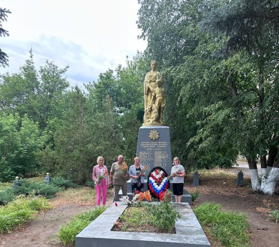 Вчера в День памяти и скорби возле мемориала Скорбящая мать был проведен митинг и возложение цветов Вчера в День памяти и скорби возле мемориала Скорбящая мать был проведен митинг и возложение цветов