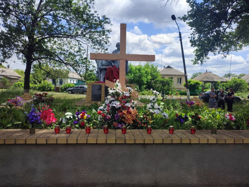 22 июня жители поселка городского типа Красный Кут собрались вместе, чтобы вспомнить события трагического дня начала Великой Отечественной войны 22 июня жители поселка городского типа Красный Кут собрались вместе, чтобы вспомнить события трагического дня начала Великой Отечественной войны