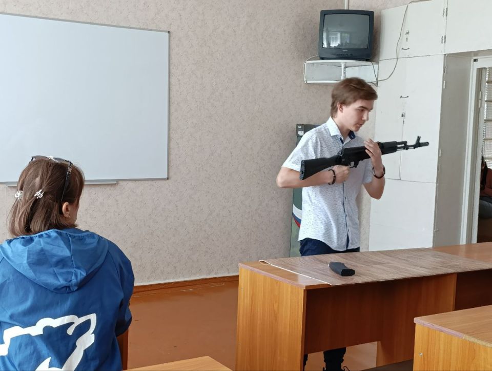 В Кировске единороссы провели для молодежи мастер-класс по сборке и разборке автомата В Кировске единороссы провели для молодежи мастер-класс по сборке и разборке автомата
