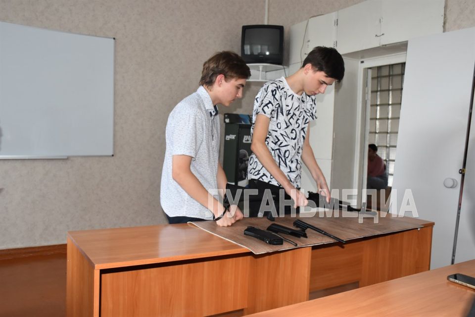 На базе Кировской многопрофильной гимназии состоялся мастер-класс для юных кировчан по сборке и разборке автомата Калашникова На базе Кировской многопрофильной гимназии состоялся мастер-класс для юных кировчан по сборке и разборке автомата Калашникова