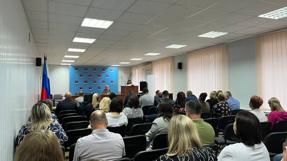 Альберт Зинченко: Сегодня совместно с председателем Совета Станично-Луганского муниципального округа Татьяной Пономаревой провели аппаратное совещание с руководителями структурных подразделений, учреждений и предприятий... Альберт Зинченко: Сегодня совместно с председателем Совета Станично-Луганского муниципального округа Татьяной Пономаревой провели аппаратное совещание с руководителями структурных подразделений, учреждений и предприятий...