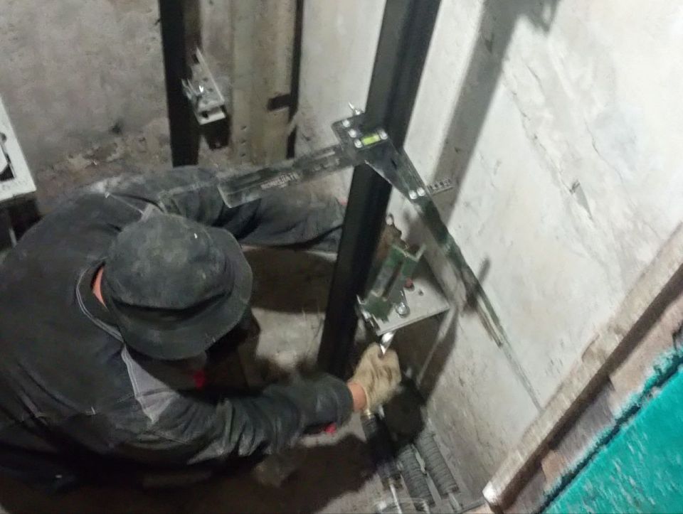 В Ровеньках продолжаются работы по замене лифтового оборудования В Ровеньках продолжаются работы по замене лифтового оборудования