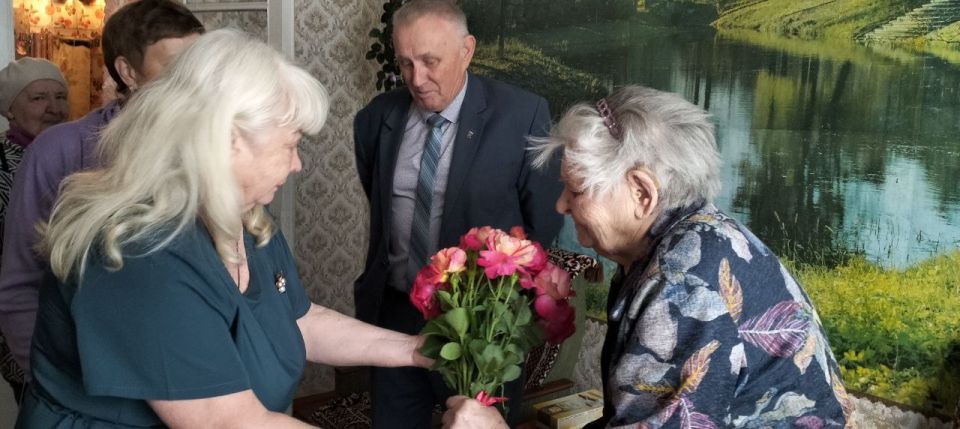 23 июня в рамках партийного проекта « Старшее поколение» партии «ЕДИНАЯ РОССИЯ» помощник Главы муниципального образования городской округ город Брянка Анатолий Яцышин, заместитель Председателя Совета Светлана Стрижаченко и... 23 июня в рамках партийного проекта « Старшее поколение» партии «ЕДИНАЯ РОССИЯ» помощник Главы муниципального образования городской округ город Брянка Анатолий Яцышин, заместитель Председателя Совета Светлана Стрижаченко и...