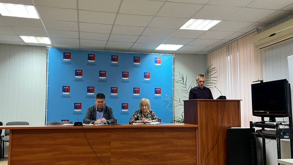 Альберт Зинченко: Сегодня совместно с председателем Совета Станично-Луганского муниципального округа Татьяной Пономаревой провели аппаратное совещание с руководителями структурных подразделений, учреждений и предприятий... Альберт Зинченко: Сегодня совместно с председателем Совета Станично-Луганского муниципального округа Татьяной Пономаревой провели аппаратное совещание с руководителями структурных подразделений, учреждений и предприятий...