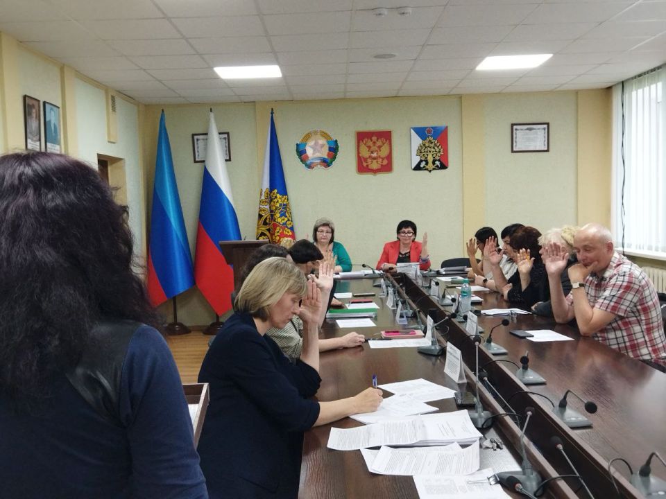 Сегодня в Администрации городского округа город Ровеньки состоялось заседание городской комиссии по делам несовершеннолетних и защите их прав Сегодня в Администрации городского округа город Ровеньки состоялось заседание городской комиссии по делам несовершеннолетних и защите их прав