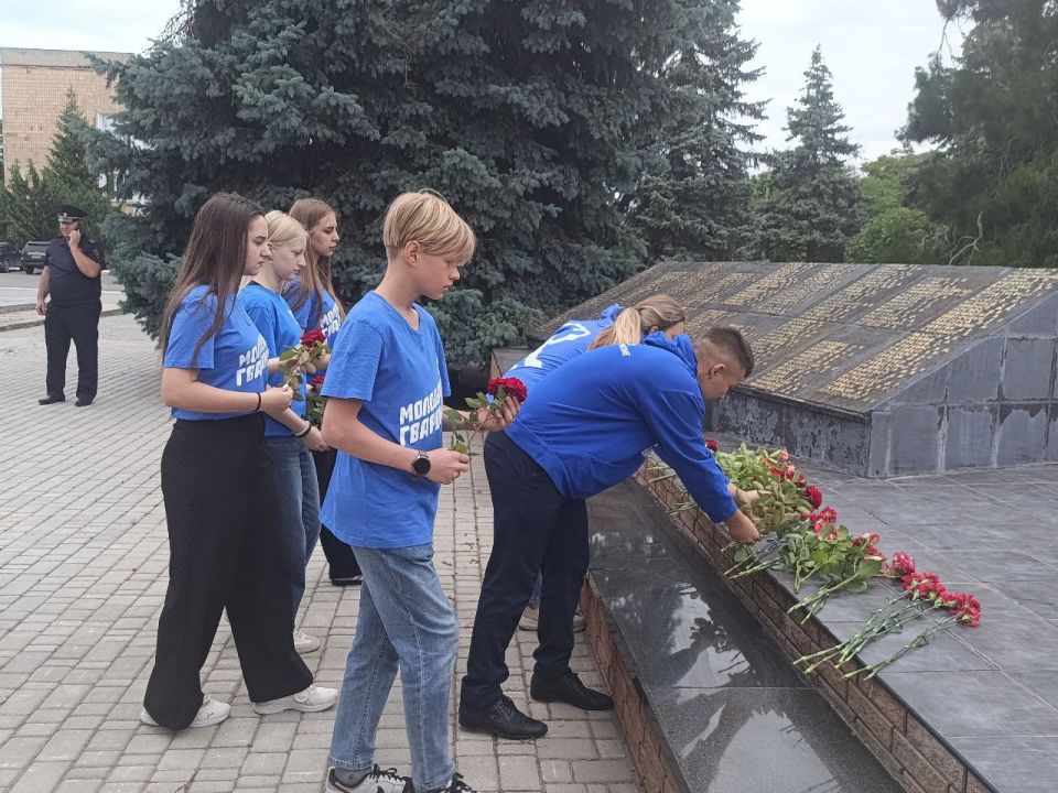 Единороссы Единороссы Славяносербщины почтили память павших в годы Великой Отечественной войны Единороссы Единороссы Славяносербщины почтили память павших в годы Великой Отечественной войны