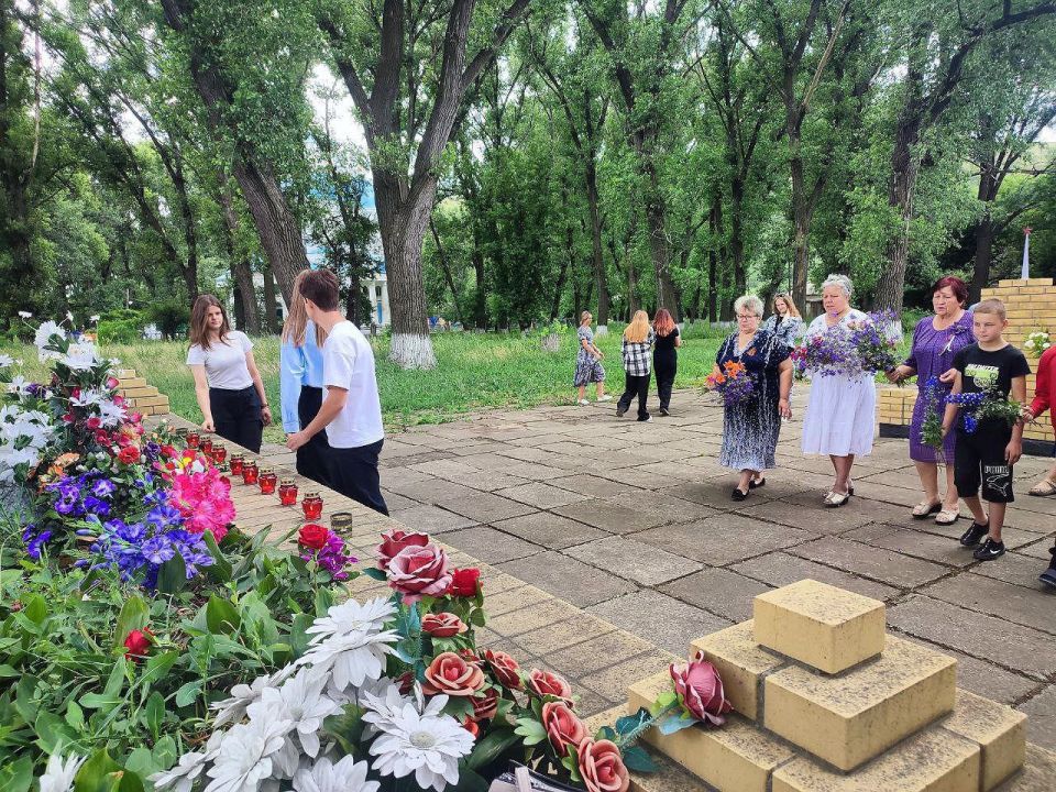 22 июня жители поселка городского типа Красный Кут собрались вместе, чтобы вспомнить события трагического дня начала Великой Отечественной войны 22 июня жители поселка городского типа Красный Кут собрались вместе, чтобы вспомнить события трагического дня начала Великой Отечественной войны