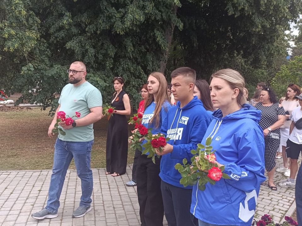 Единороссы Единороссы Славяносербщины почтили память павших в годы Великой Отечественной войны Единороссы Единороссы Славяносербщины почтили память павших в годы Великой Отечественной войны