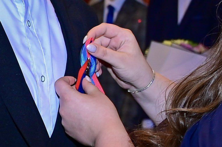 Смотрите, что дарят нашим выпускникам! Смотрите, что дарят нашим выпускникам!