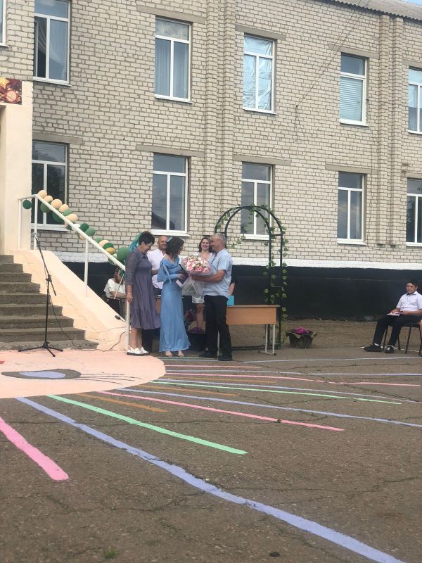 В «Станично-Луганской средней школе имени Грекова П.М.» прошло торжественное вручение аттестатов об основном общем образовании выпускникам 9 класса В «Станично-Луганской средней школе имени Грекова П.М.» прошло торжественное вручение аттестатов об основном общем образовании выпускникам 9 класса