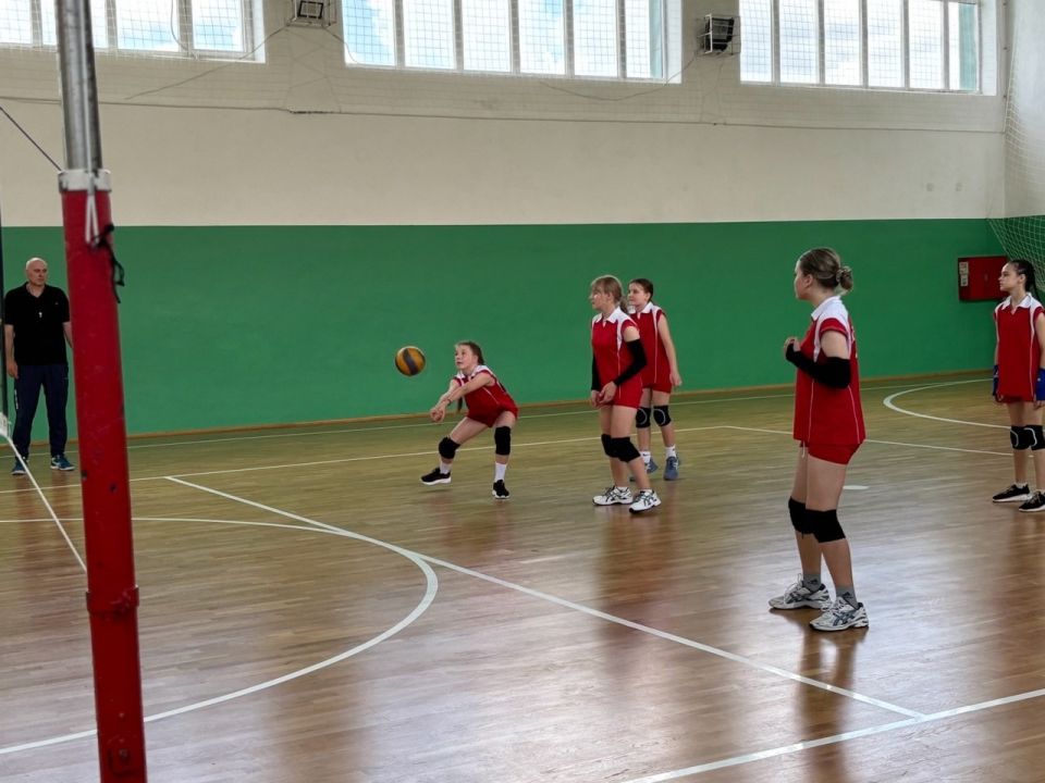 В Лутугинской спортивной школе состоялось первенство по волейболу среди девушек и юношей В Лутугинской спортивной школе состоялось первенство по волейболу среди девушек и юношей