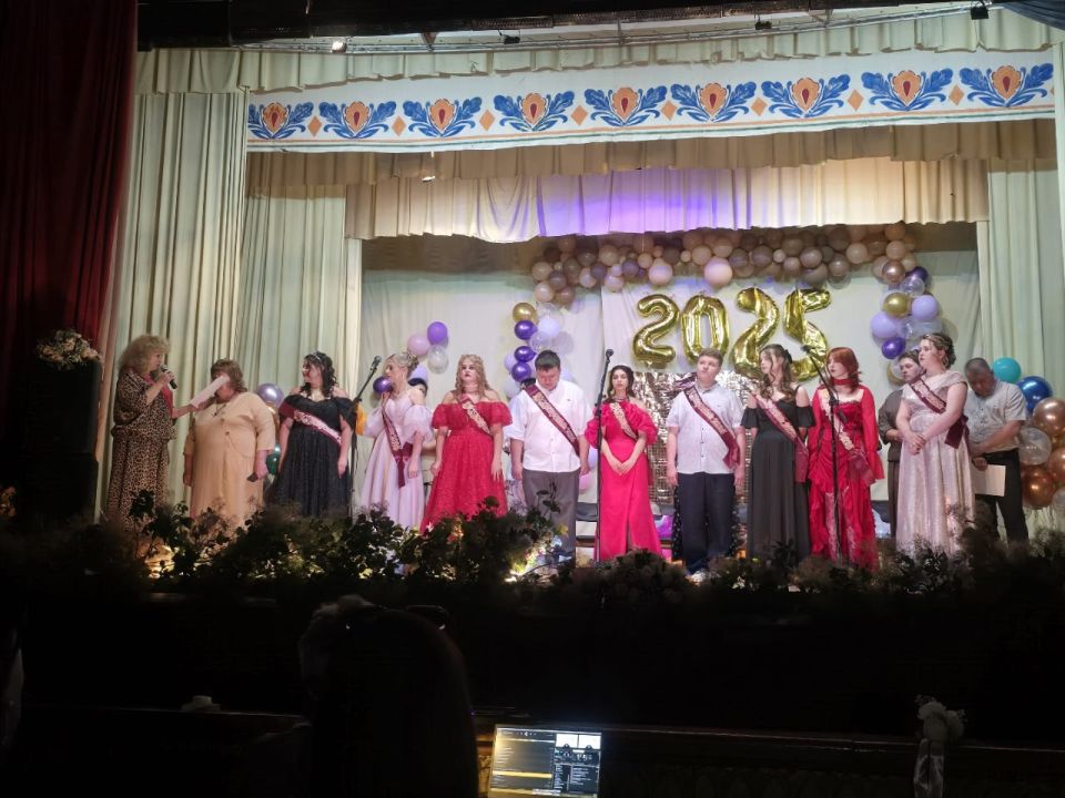 В Краснолучском округе продолжаются торжественные мероприятия, посвящённые окончанию учебного года В Краснолучском округе продолжаются торжественные мероприятия, посвящённые окончанию учебного года