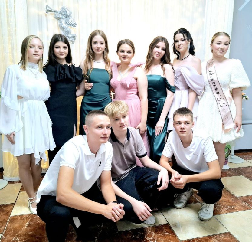 В Краснолучском округе продолжаются торжественные мероприятия, посвящённые окончанию учебного года В Краснолучском округе продолжаются торжественные мероприятия, посвящённые окончанию учебного года