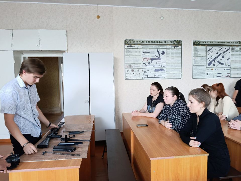 В Кировске единороссы провели для молодежи мастер-класс по сборке и разборке автомата В Кировске единороссы провели для молодежи мастер-класс по сборке и разборке автомата