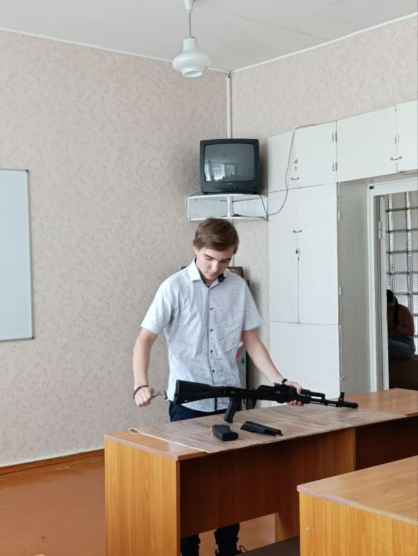 В Кировске единороссы провели для молодежи мастер-класс по сборке и разборке автомата В Кировске единороссы провели для молодежи мастер-класс по сборке и разборке автомата