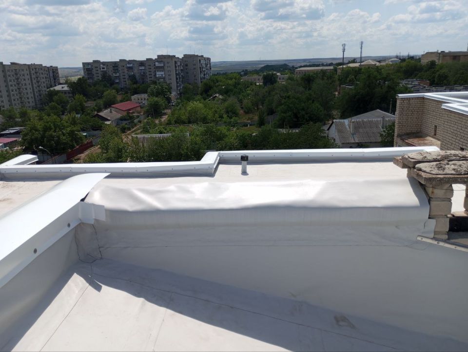 Сергей Козенко: В городе Краснодоне в рамках специального инфраструктурного проекта продолжается работа по капитальному ремонту рулонной кровли многоквартирного жилого дома по улице Дзержинского, дом 1 Сергей Козенко: В городе Краснодоне в рамках специального инфраструктурного проекта продолжается работа по капитальному ремонту рулонной кровли многоквартирного жилого дома по улице Дзержинского, дом 1