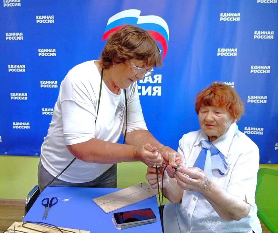 Активистки из Беловодска сплели тактические браслеты для участников СВО Активистки из Беловодска сплели тактические браслеты для участников СВО