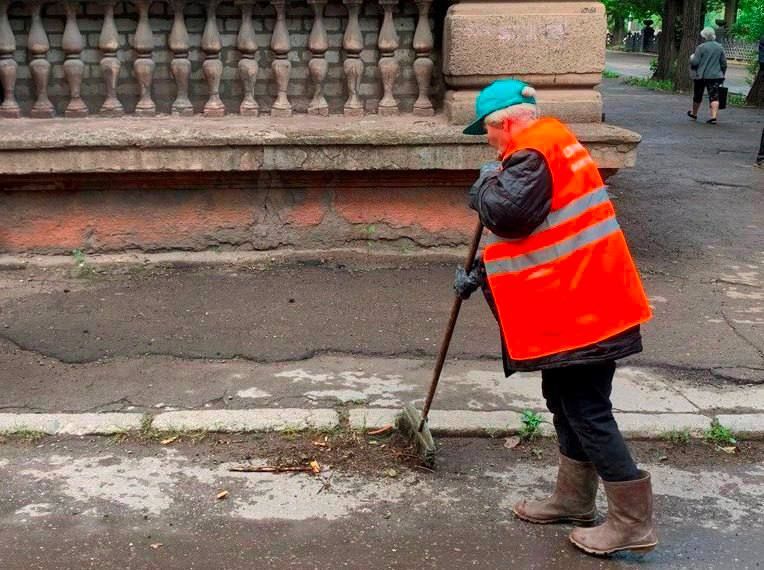 Коммунальные службы проводят работы на территории города Коммунальные службы проводят работы на территории города