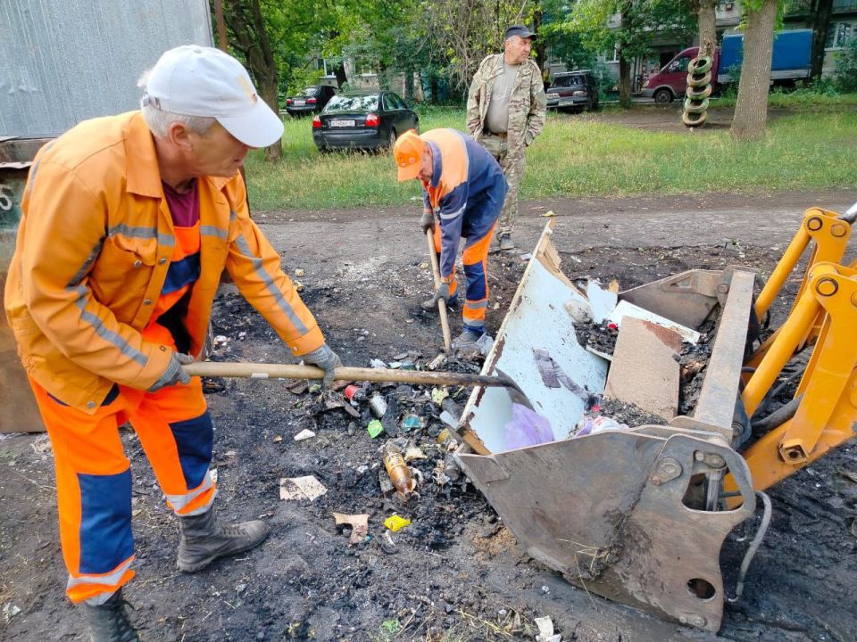 Коммунальные службы продолжают борьбу с мусором! Коммунальные службы продолжают борьбу с мусором!