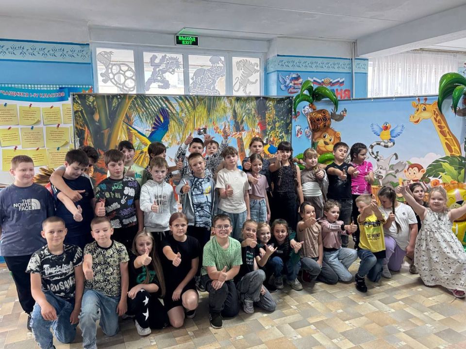 В Ровеньковской школе № 9 день начался с торжественной линейки, посвященной закрытию летней тематической досуговой площадки «ДЖУМАНЖИ» В Ровеньковской школе № 9 день начался с торжественной линейки, посвященной закрытию летней тематической досуговой площадки «ДЖУМАНЖИ»