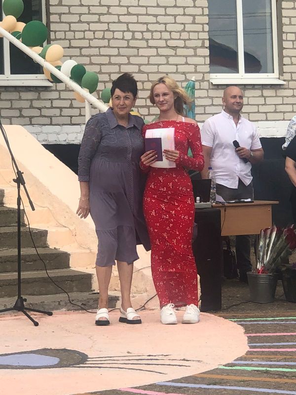 В «Станично-Луганской средней школе имени Грекова П.М.» прошло торжественное вручение аттестатов об основном общем образовании выпускникам 9 класса В «Станично-Луганской средней школе имени Грекова П.М.» прошло торжественное вручение аттестатов об основном общем образовании выпускникам 9 класса