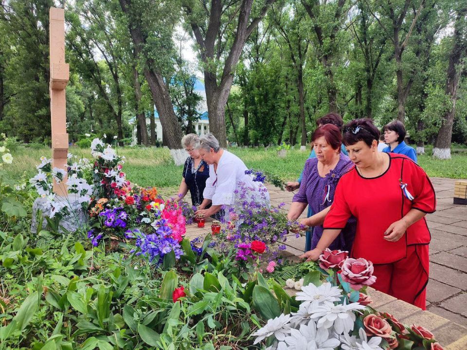 22 июня жители поселка городского типа Красный Кут собрались вместе, чтобы вспомнить события трагического дня начала Великой Отечественной войны 22 июня жители поселка городского типа Красный Кут собрались вместе, чтобы вспомнить события трагического дня начала Великой Отечественной войны
