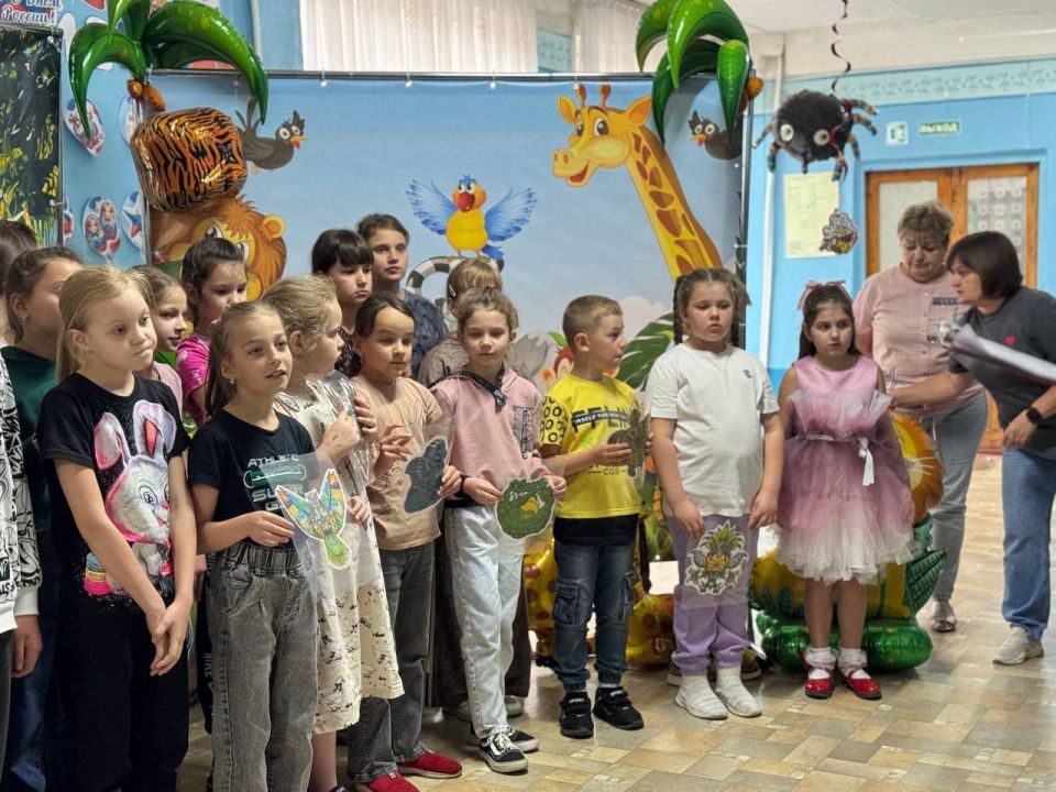 В Ровеньковской школе № 9 день начался с торжественной линейки, посвященной закрытию летней тематической досуговой площадки «ДЖУМАНЖИ» В Ровеньковской школе № 9 день начался с торжественной линейки, посвященной закрытию летней тематической досуговой площадки «ДЖУМАНЖИ»