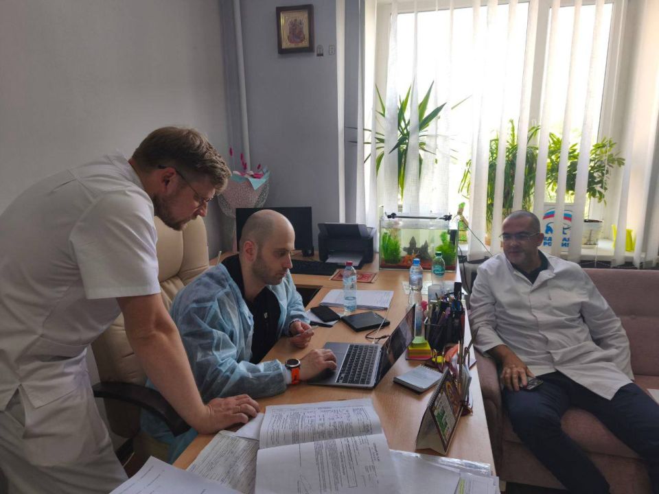 Врачи из ведущих клиник Москвы оказали медицинскую помощь жителям ЛНР Врачи из ведущих клиник Москвы оказали медицинскую помощь жителям ЛНР
