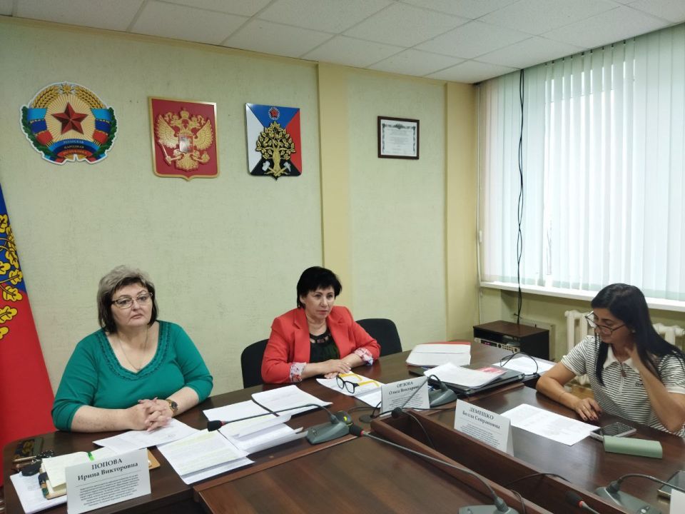 Сегодня в Администрации городского округа город Ровеньки состоялось заседание городской комиссии по делам несовершеннолетних и защите их прав Сегодня в Администрации городского округа город Ровеньки состоялось заседание городской комиссии по делам несовершеннолетних и защите их прав