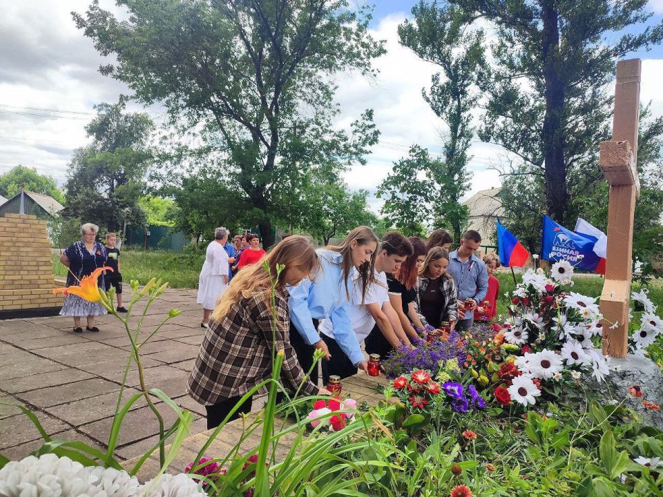 22 июня жители поселка городского типа Красный Кут собрались вместе, чтобы вспомнить события трагического дня начала Великой Отечественной войны 22 июня жители поселка городского типа Красный Кут собрались вместе, чтобы вспомнить события трагического дня начала Великой Отечественной войны