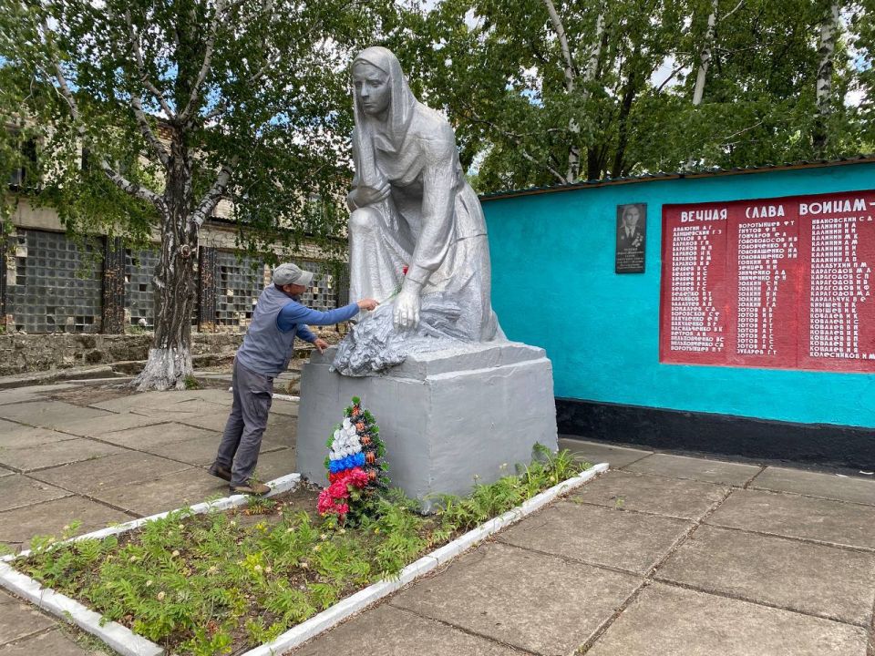 Вчера в День памяти и скорби возле мемориала Скорбящая мать был проведен митинг и возложение цветов Вчера в День памяти и скорби возле мемориала Скорбящая мать был проведен митинг и возложение цветов