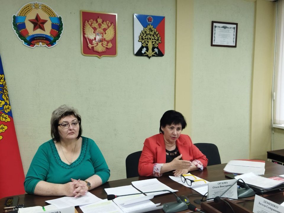 Сегодня в Администрации городского округа город Ровеньки состоялось заседание городской комиссии по делам несовершеннолетних и защите их прав Сегодня в Администрации городского округа город Ровеньки состоялось заседание городской комиссии по делам несовершеннолетних и защите их прав