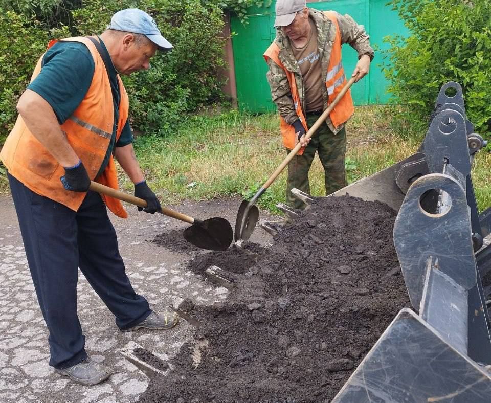 Коммунальные службы проводят работы на территории города Коммунальные службы проводят работы на территории города