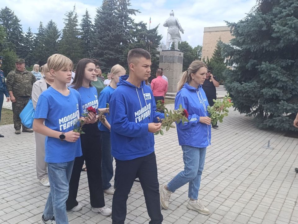 Единороссы Единороссы Славяносербщины почтили память павших в годы Великой Отечественной войны Единороссы Единороссы Славяносербщины почтили память павших в годы Великой Отечественной войны