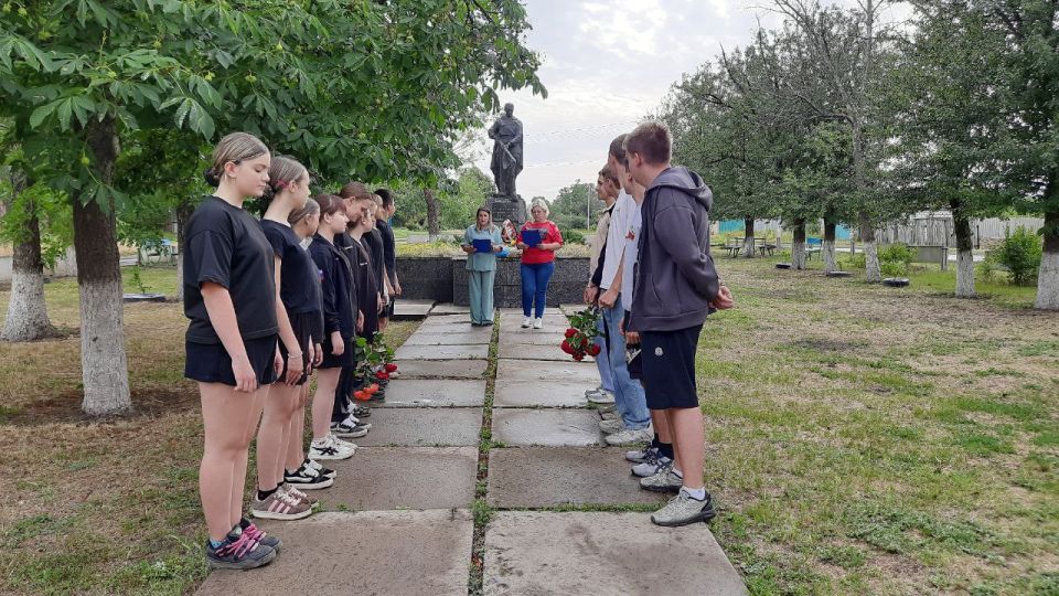 В пос. Красный Яр состоялся митинг скорби "Подвиг Ваш бессмертен, слава Ваша вечна", а также возложение цветов к Братской могиле участников в Великой Отечественной войне В пос. Красный Яр состоялся митинг скорби "Подвиг Ваш бессмертен, слава Ваша вечна", а также возложение цветов к Братской могиле участников в Великой Отечественной войне