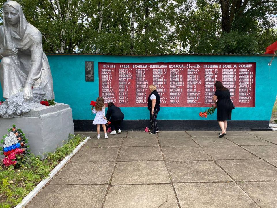 Вчера в День памяти и скорби возле мемориала Скорбящая мать был проведен митинг и возложение цветов Вчера в День памяти и скорби возле мемориала Скорбящая мать был проведен митинг и возложение цветов