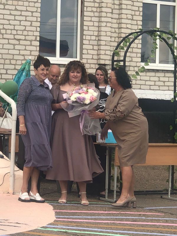 В «Станично-Луганской средней школе имени Грекова П.М.» прошло торжественное вручение аттестатов об основном общем образовании выпускникам 9 класса В «Станично-Луганской средней школе имени Грекова П.М.» прошло торжественное вручение аттестатов об основном общем образовании выпускникам 9 класса